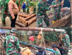 Babinsa Koramil 06/Tersono Bantu Perbaiki Jembatan Kalibelo Yang Rusak Akibat Banjir Bandang