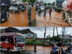 Banjir di Jalur Pantura, Babinsa Bantu Warga Atur Arus Lalu Lintas