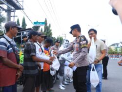Polisi Peduli, Turun ke Jalan Salurkan Bansos untuk Pekerja Jalanan di Ngawi