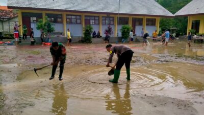 Gotong Royong Polisi dan TNI bersama Warga Bersihkan Sisa Meterial Banjir di Tuban
