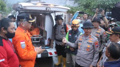 Petugas SAR Gabungan Temukan Dua Korban Tanah Longsor di Desa Depok, Bendungan