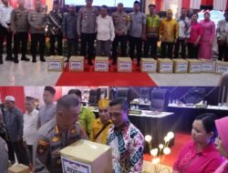 Peduli Warga, Kapolda Kalteng Berikan Bantuan Sosial Pada Warga Saat Kunker ke Polres Barito Utara