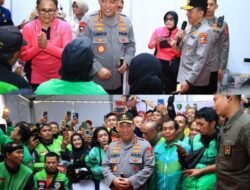 Kapolri Bagikan Sembako dan Alat Bantu Disabilitas di Puncak Bakti Kesehatan