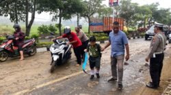 Bersihkan Ruas Jalan dari Tumpahan Material Tanah, Polres Trenggalek Lakukan Contra Flow