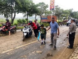 Bersihkan Ruas Jalan dari Tumpahan Material Tanah, Polres Trenggalek Lakukan Contra Flow