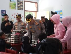 Polresta Banyuwangi Bagikan Makan Bergizi Gratis ke Sejumlah Sekolah