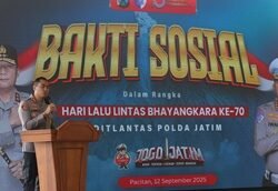 Jelang Hari Lalu Lintas ke 70, Dirlantas Polda Jatim Dampingi Kapolda Jatim Berbagi Paket Sembako Kepada Para Nelayan di Pacitan