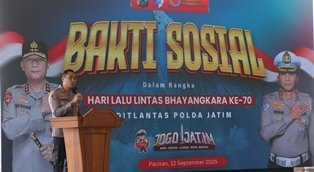 Jelang Hari Lalu Lintas ke 70, Dirlantas Polda Jatim Dampingi Kapolda Jatim Berbagi Paket Sembako Kepada Para Nelayan di Pacitan