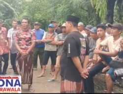 Ratusan Warga Desa Tunggul Pandean Menunggu Kehadiran Bupati Terkait Penolakan Pembangunan Gardu Induk PLN