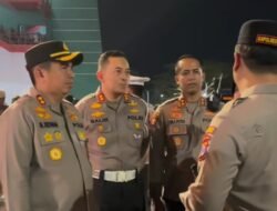Didampingi Kasat Lantas AKBP Galih Bayu Aditya, Kapolrestabes Surabaya Pastikan Pengamanan Laga Berjalan Aman dan Tertib
