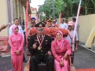 Tradisi Unik Polres Probolinggo, Polisi Purna Bakti Diantar Becak Kayuh oleh Kapolres