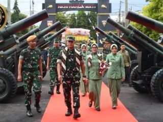 Pangdam IV/Diponegoro Tinjau Pangkalan Serta Beri Arahan Prajurit dan Persit Yonarmed 3/NP