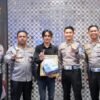 Kakorlantas Polri Beri Penghargaan kepada Aan, Sopir Truk yang Viral Selamatkan Pengguna Jalan di Tol Japek
