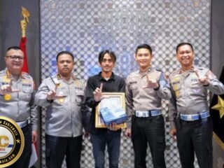 Kakorlantas Polri Beri Penghargaan kepada Aan, Sopir Truk yang Viral Selamatkan Pengguna Jalan di Tol Japek