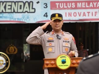 Kapolres Kendal Sematkan Satyalancana Pengabdian kepada 61 Personel Polri