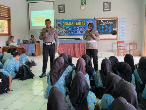 Tanamkan Disiplin Sejak Dini Satlantas Polres Kendal Gelar Sosialisasi Ops Keselamatan Candi di SMPN3 Patean