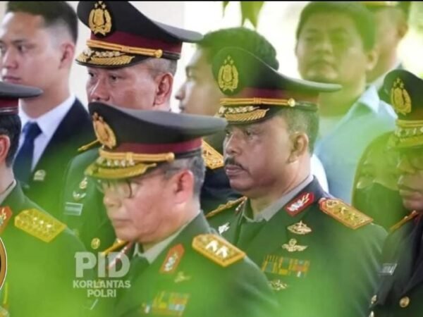 Penuh Khidmat, Kakorlantas Polri Beri Penghormatan Terakhir di Pemakaman Istri Jenderal Hoegeng