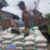Bupati Kendal Salurkan Bantuan Beras untuk Korban Banjir di Desa Brangsong