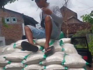 Bupati Kendal Salurkan Bantuan Beras untuk Korban Banjir di Desa Brangsong