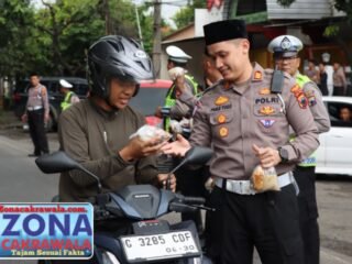 Awal Puasa Satlantas Polres Kendal Turun ke Jalan, Bagikan Takjil di Depan Mapolres
