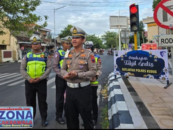 Humanis Polisi Tuai Pujian Warga, AKP Royke Noldy Kasat Lantas Polres Kudus Bagi Ratusan Takjil
