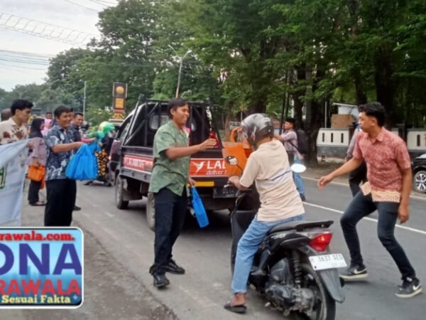Hari Kedua Ramadhan, Satreskrim Polres Kendal Sama Bhayangkari Turun ke Jalan Bagikan Takjil