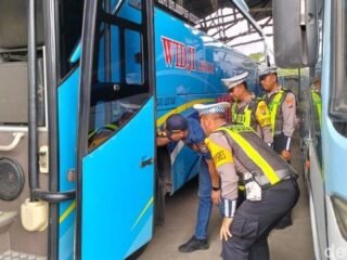 Satlantas Polres Lamongan Ramp Check Bus Pariwisata Jelang Harlah NU