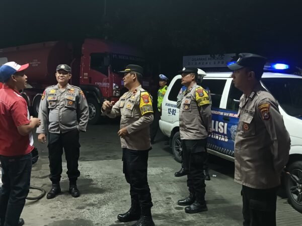 Pastikan Stok BBM Aman, Polsek Sukomanunggal Gelar Patroli di SPBU Kupang Jaya