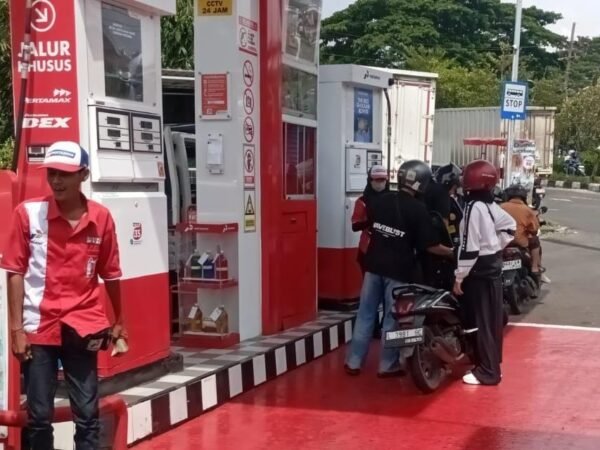Pastikan Stok Melimpah Jelang Mudik, Kapolsek Sukomanunggal Sidak SPBU Simo Pomahan