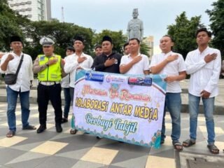Kolaborasi Tiga Media Bagikan 500 Takjil Gratis di Taman Apsari Surabaya