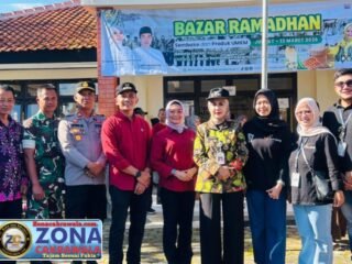 Kendali Inflasi Jelang Lebaran Mbak Tika Bupati Kendal Buka Pasar Sembako Murah di Plantungan