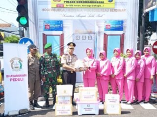 Sinergi Humanis di Pos Pengamanan, Kapolsek Sukomanunggal dan Bhayangkari Peduli Salurkan Bingkisan