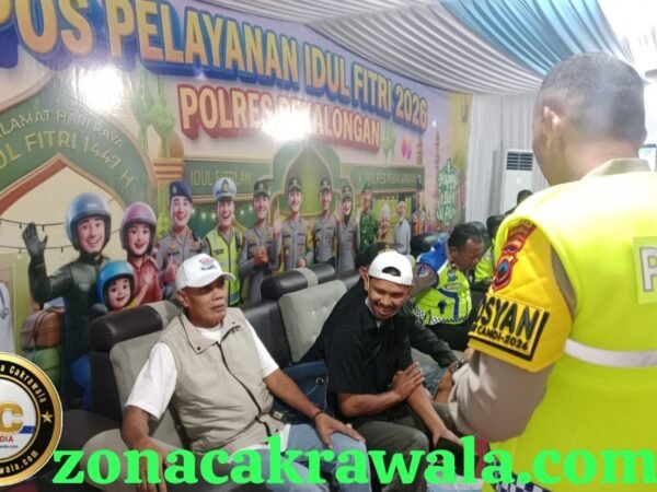 Respon Cepat Kapolres Pekalongan, Kerahkan Bus Dinas Selamatkan 17 Pemudik Terlantar di Tol