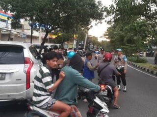 Polsek Sukomanunggal Amankan Pembagian Takjil di Jalan Kupang Jaya Surabaya