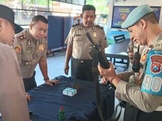Pastikan Kesiapan Personel, Kapolsek Sukomanunggal Cek Rutin Senpi dan Amunisi