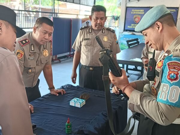Pastikan Kesiapan Personel, Kapolsek Sukomanunggal Cek Rutin Senpi dan Amunisi