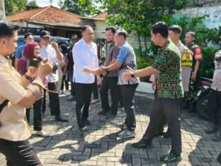 Wali Kota Eri Cahyadi Tinjau Pasar Murah Simomulyo Baru, Polsek Sukomanunggal Pastikan Keamanan