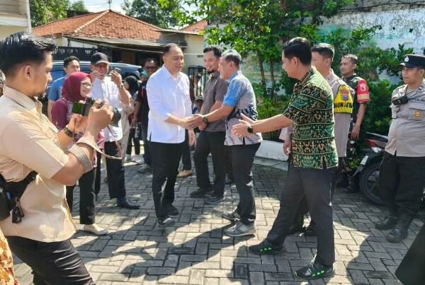 Wali Kota Eri Cahyadi Tinjau Pasar Murah Simomulyo Baru, Polsek Sukomanunggal Pastikan Keamanan