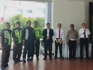 Polsek Sukomanunggal Pastikan Ibadah Minggu di Gereja Gloria Berlangsung Kondusif