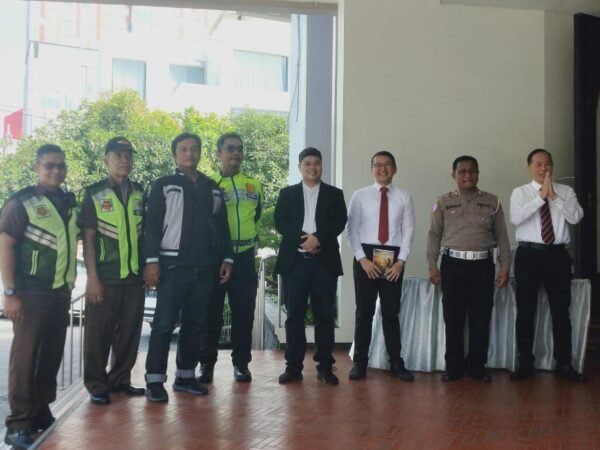 Polsek Sukomanunggal Pastikan Ibadah Minggu di Gereja Gloria Berlangsung Kondusif