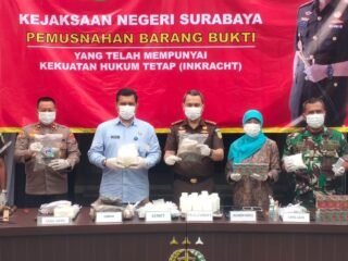 Perkuat Sinergitas, Polsek Sukomanunggal Hadiri Pemusnahan Barang Bukti Inkracht di Kejari Surabaya