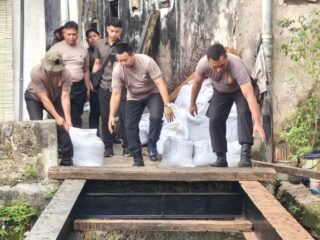 Wujud Pelayanan Prima, Kapolsek Sukomanunggal Kawal Perbaikan Jembatan Penghubung Simo