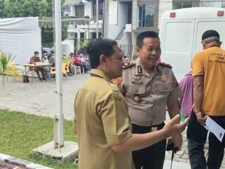 Kapolsek Sukomanunggal Pantau Medical Check Up Gratis Warga RW 03 Surabaya