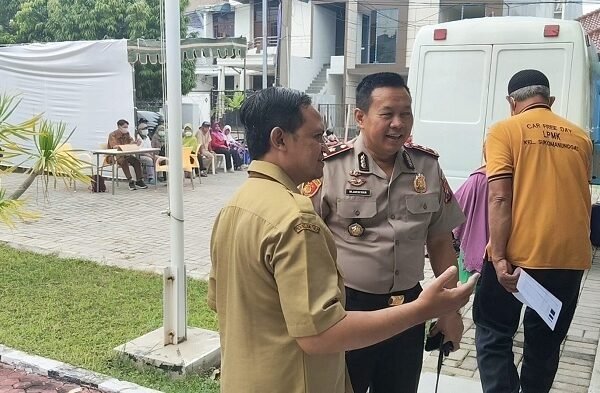 Kapolsek Sukomanunggal Pantau Medical Check Up Gratis Warga RW 03 Surabaya