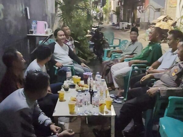 Tingkatkan Keamanan Lingkungan, Kapolsek Sukomanunggal dan Camat Cangkrukan Kamtibmas di Sonorejo