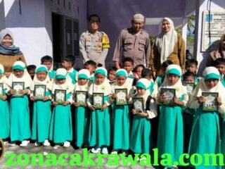 Polsek Pringgabaya Salurkan Wakaf AL-Qur'an dan Iqro di TK Ar-Rahman Dusun Ketapang