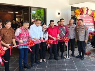 Eri Cahyadi Hadiri Grand Opening Ayam Raja Wani, Kapolsek Sukomanunggal Pastikan Acara Kondusif