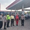 Anggota Polsek Sukomanunggal Perketat Pengamanan SPBU Simo Pomahan Guna Jaga Kondusifitas