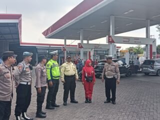 Anggota Polsek Sukomanunggal Perketat Pengamanan SPBU Simo Pomahan Guna Jaga Kondusifitas