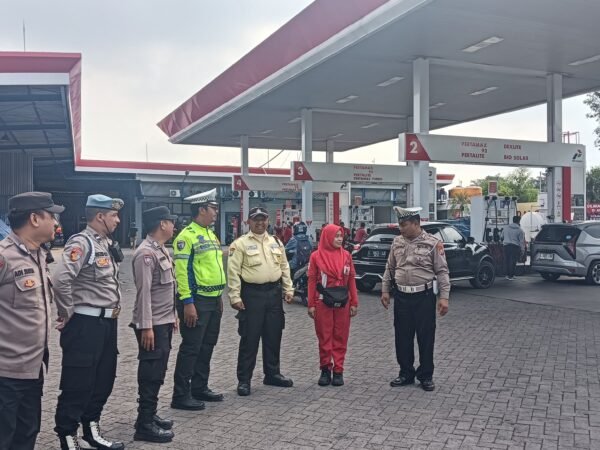 Anggota Polsek Sukomanunggal Perketat Pengamanan SPBU Simo Pomahan Guna Jaga Kondusifitas